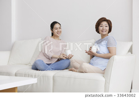 Mother, daughter, mother and daughter 33643002