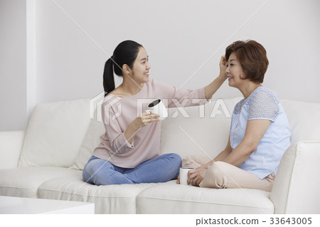 Mother, daughter, mother and daughter 33643005