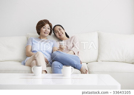 Mother, daughter, mother and daughter Mother, daughter, mother and daughter 33643105