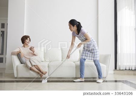 Mother, daughter, mother and daughter Mother, daughter, mother and daughter 33643106