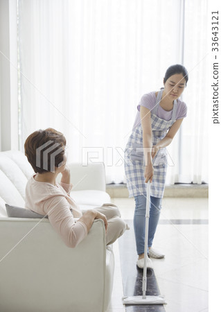 Mother, daughter, mother and daughter 33643121