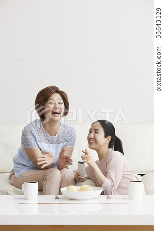 Mother, daughter, mother and daughter 33643129