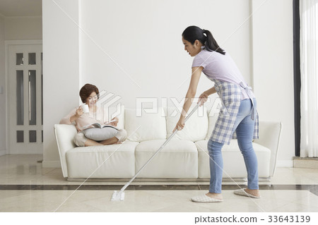 Mother, daughter, mother and daughter 33643139