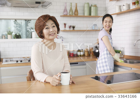 Mother, daughter, mother and daughter 33643166