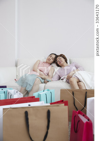 Mother, daughter, mother and daughter 33643170