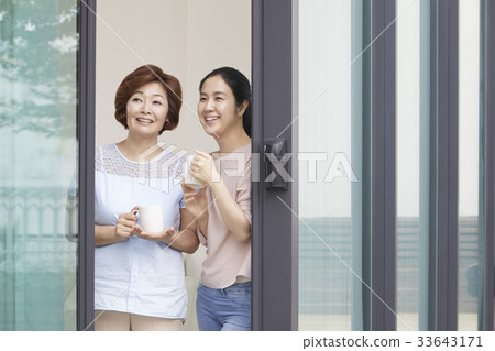 Mother, daughter, mother and daughter 33643171