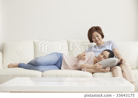 Mother, daughter, mother and daughter Mother, daughter, mother and daughter 33643175