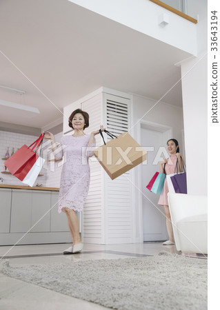 Mother, daughter, mother and daughter 33643194