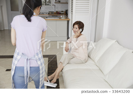 Mother, daughter, mother and daughter 33643200