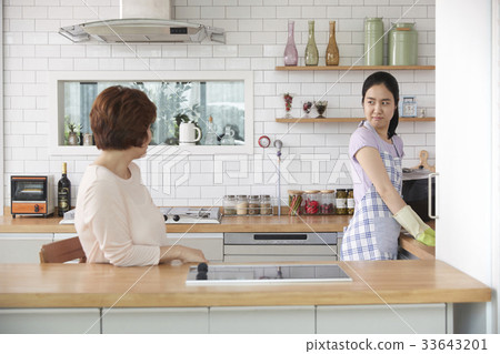 Mother, daughter, mother and daughter 33643201