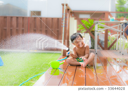 庭院木甲板草坪男孩水戲劇 33644028