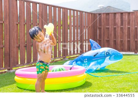 花園游泳池草坪男孩水玩 33644555
