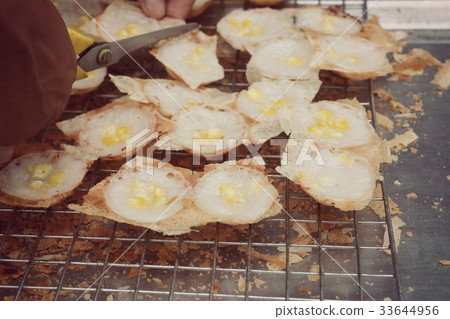 Coconut milk mix sugar and flour 33644956