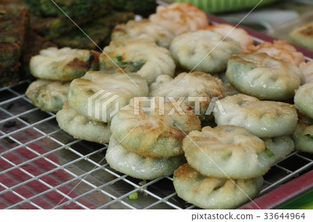 fried garlic chives dumpling 33644964