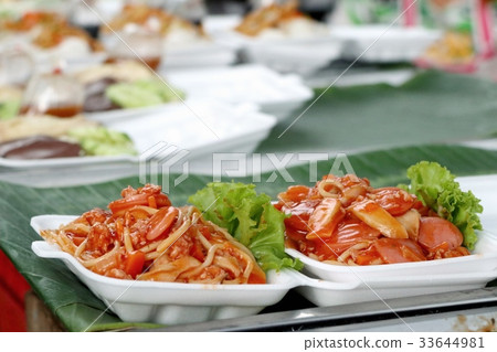 spaghetti with sausage tomato sauce 33644981