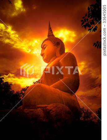 Big Buddha and light 33645005