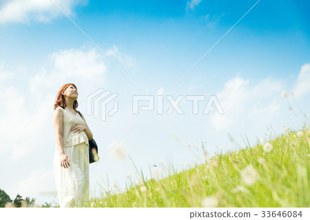 Park walk of late pregnancy woman 33646084