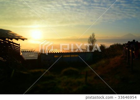 The dawn of a hot spring 33646954