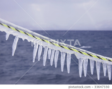 Ice splashing on the winter ropes of Lake Shikotsu Ice splashing on the winter ropes of Lake Shikotsu 33647330