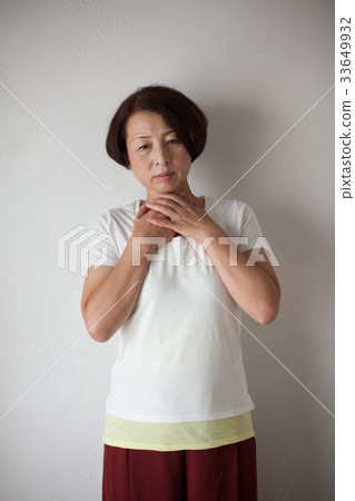 Tonsill pain sore throat cold middle 33649932