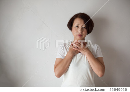 Tonsill pain sore throat cold middle Tonsill pain sore throat cold middle 33649936