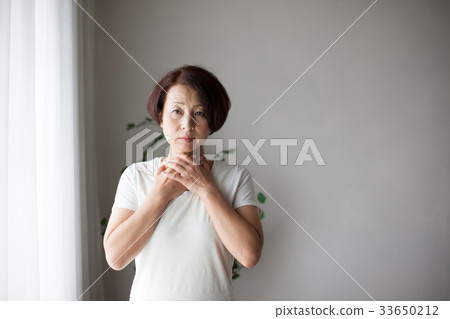 Tonsill pain sore throat cold middle 33650212