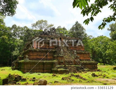Phimeanakas temple at Angkor Thom Phimeanakas temple at Angkor Thom 33651129