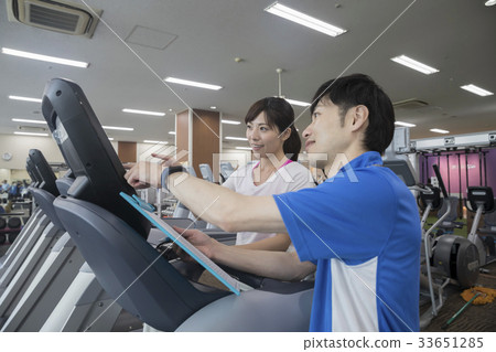 Personal trainer giving training instructions Personal trainer giving training instructions 33651285