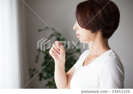 Tonsill pain sore throat cold middle sideways 33651326