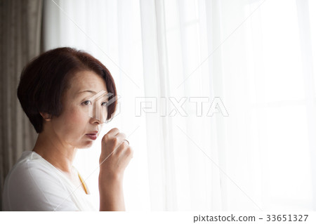 Tonsill pain sore throat cold middle sideways 33651327