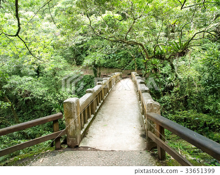 Stone bridge in the mountains 33651399