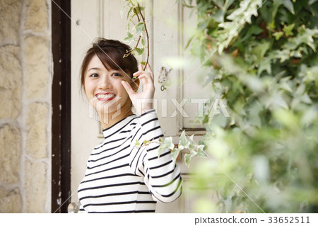 Young lady's portrait 33652511