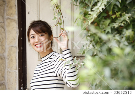 Young lady's portrait 33652513