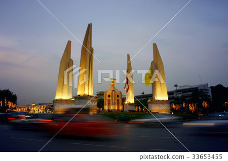 Democracy monument at Bangkok, Thailand Democracy monument at Bangkok, Thailand 33653455