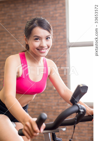 woman use exercise bike 33653572