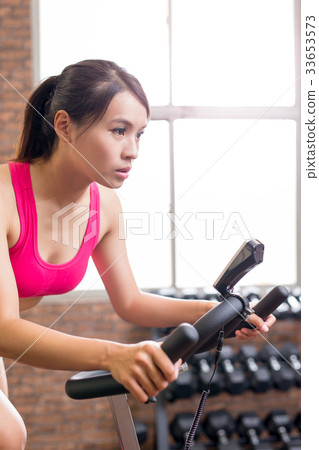 woman use exercise bike 33653573