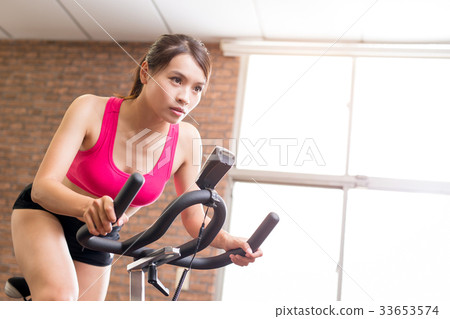 woman use exercise bike 33653574