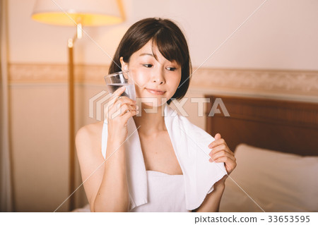 在睡覺前的婦女飲用水 33653595
