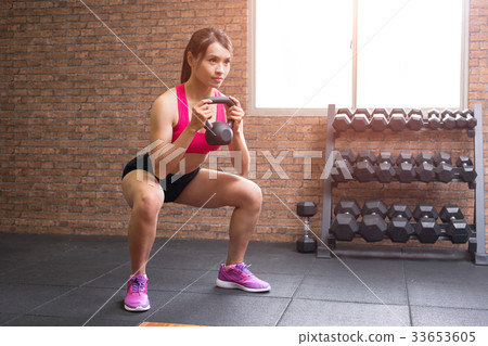 woman with kettlebell 33653605