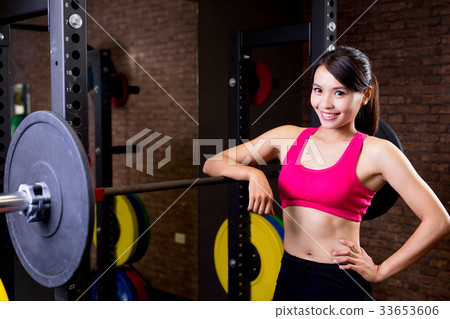 woman with barbell 33653606