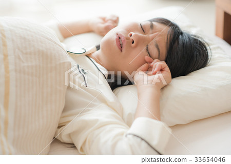 It is a difficult woman to get up due to lack of sleep 33654046