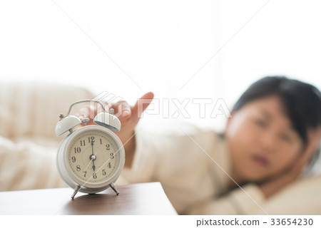 A woman who stops the alarm clock A woman who stops the alarm clock 33654230