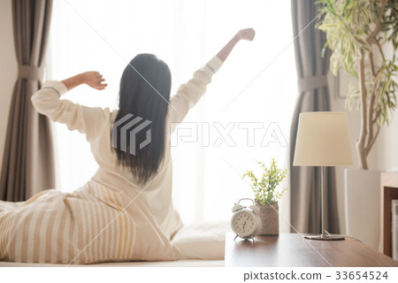 Young woman getting up 33654524