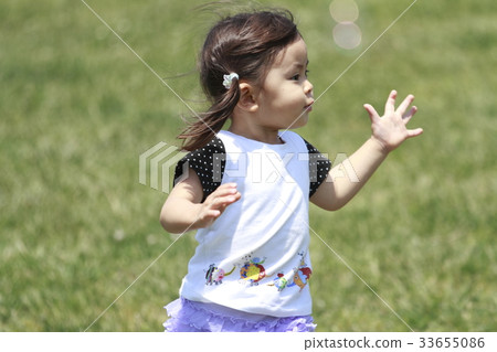Toddlers (2 years old) running on the grass 33655086