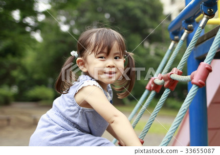 Infant playing with a tightrope (2 years old child) 33655087