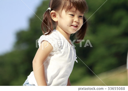 Toddlers (2 years old) running on the grass 33655088