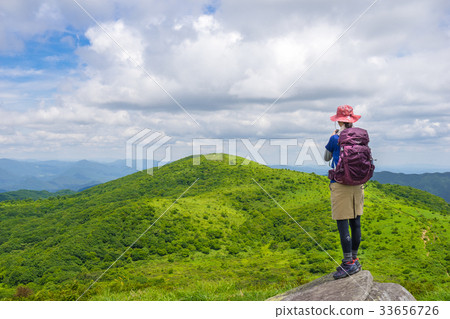 A mountain girl overlooking Mt. Dogo from Mt. Iwakke (Shobara City, Hiroshima Prefecture) 33656726
