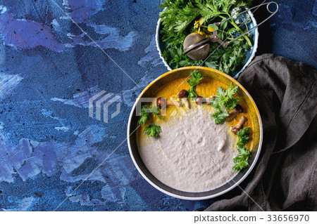 Mushroom cream soup 33656970
