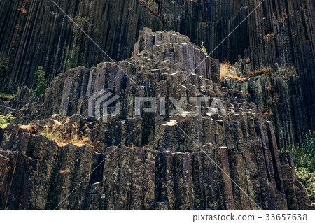 Geometrical rocks structure 33657638