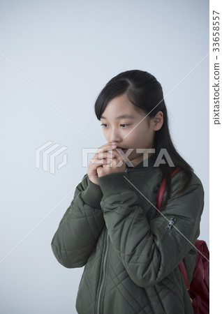 初中生用雙手在寒冷中 33658557